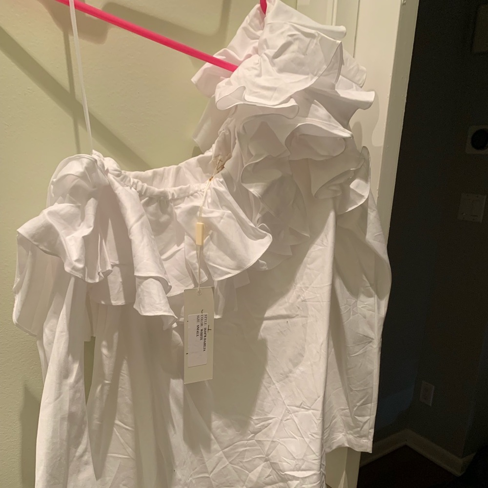 Gorgeous white one shoulder with tags